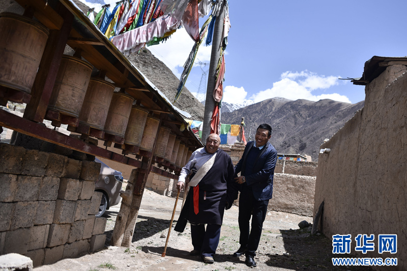4月22日，陳林巴?。ㄓ遥┡愀赣H尼瑪才讓在村子內轉寺院。新華社 吳剛 攝