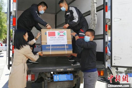 圖為工作人員搬運捐贈物資。　馬銘言 攝