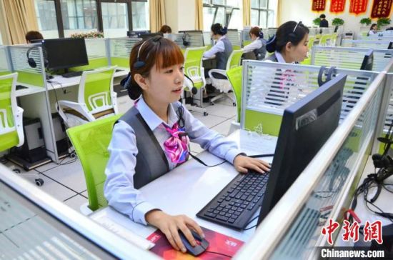 圖為青海省西寧市城市運(yùn)行管理指揮中心12345話務(wù)大廳的話務(wù)員馮蓉正在接聽市民來電。　魯?shù)り?攝