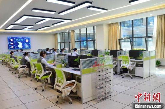 圖為青海省西寧市城市運(yùn)行管理指揮中心的12345話務(wù)大廳。　魯?shù)り?攝