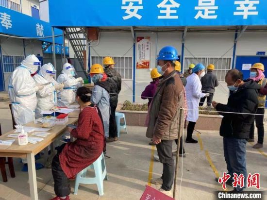 圖為青海省西寧市城中區某建筑工地核酸檢測點現場。　青海省西寧市城中區城鄉建設局供圖
