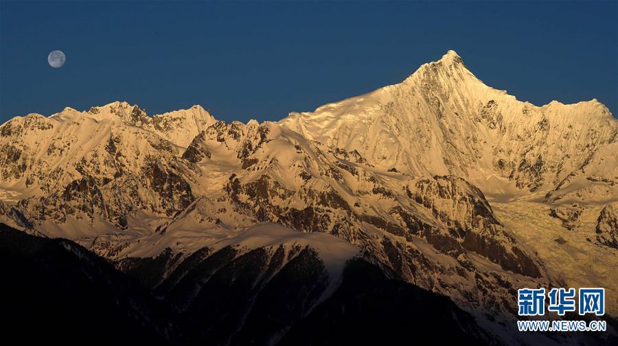 云南梅里雪山“日月同輝”