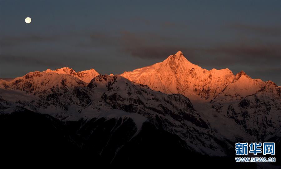 云南梅里雪山“日月同輝”