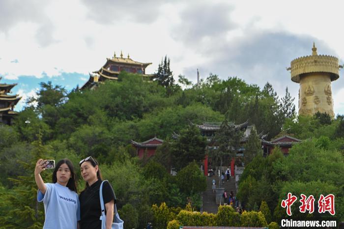 云南香格里拉獨克宗古城端午假期旅游熱