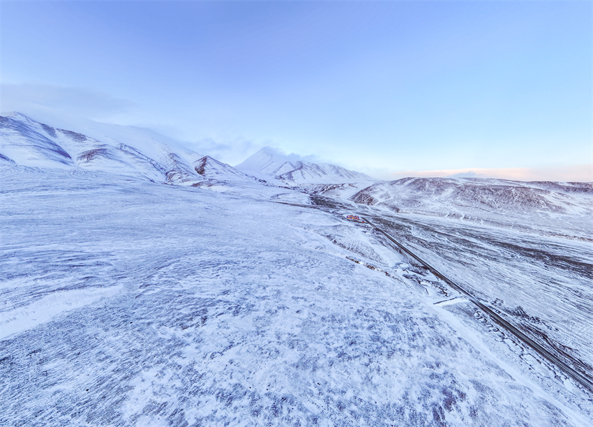 白雪皚皚的玉珠峰。青海省體育局供圖