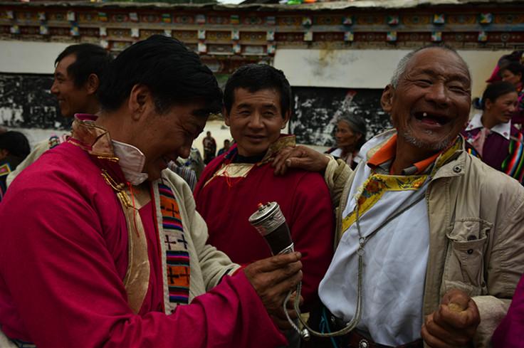 邊吸鼻咽，邊看熱鬧，笑得好燦爛。（張國華 攝）DSC_1723_.jpg