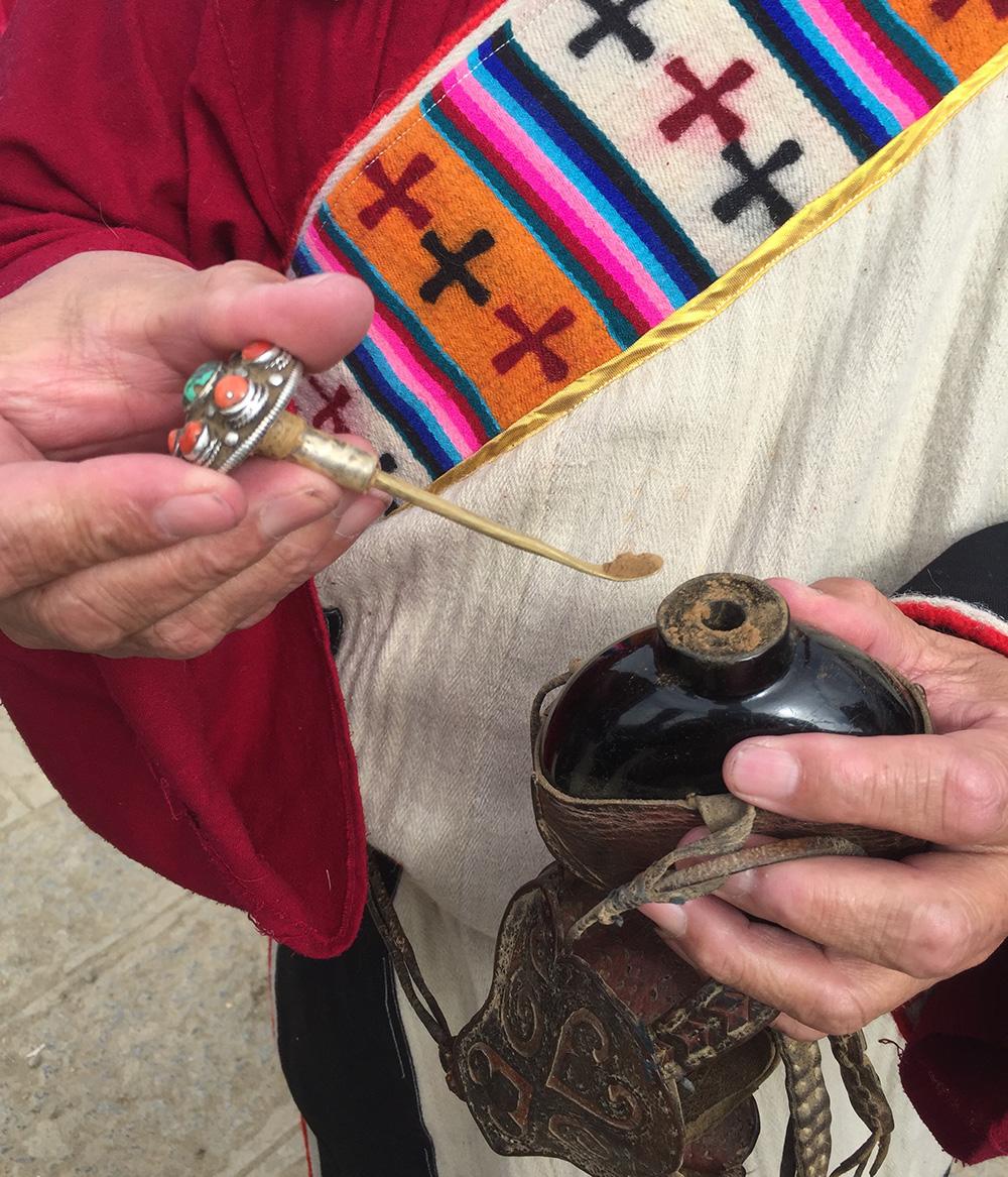 準(zhǔn)備給朋友傳遞鼻煙。（張國華 攝）IMG_0131(20170320-091758).jpg