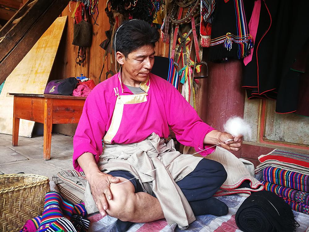 1559118609789767.jpg 搓羊毛線是手工縫制技藝傳承人必備的手藝,縫制衣物少不了自制的羊毛線,用羊毛線連接起來的衣物,服飾文化由此誕生。(張國華 攝)IMG_20170510_132712.jpg