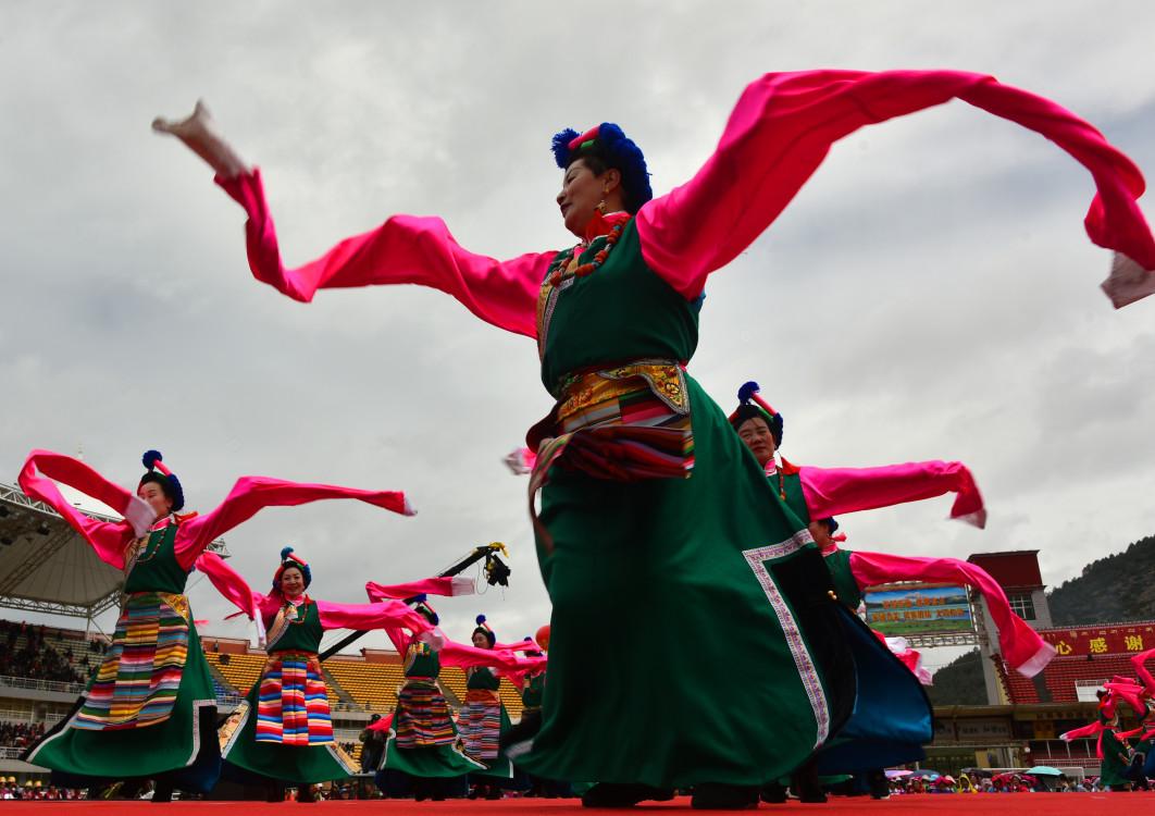 1559118625519833.jpg 飛舞的德欽弦子舞。(張國華 攝)78e20aa176932258.jpg