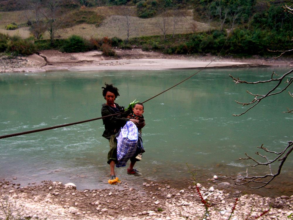 1559118667571905.jpg 在瀾滄江渡溜索。張國華 攝CIMG2093_.jpg